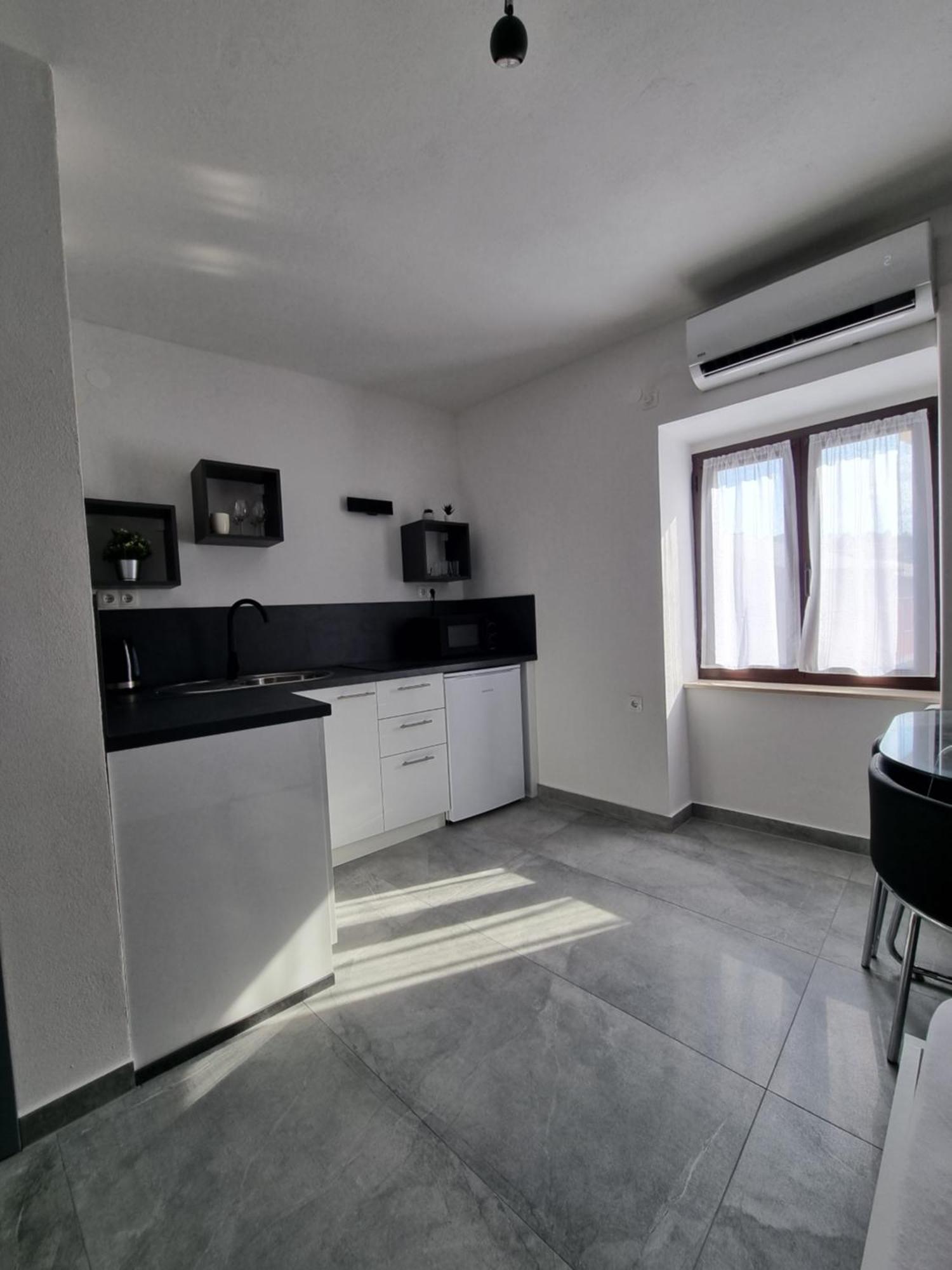 Apartments And Room Vela Сень Экстерьер фото